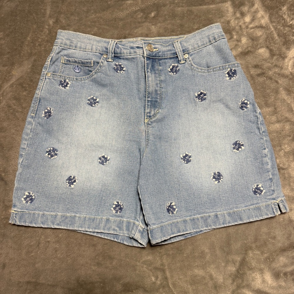 Gloria Vanderbilt Amanda SZ6 Floral Embroidered Denim Shorts Light Wash Blue